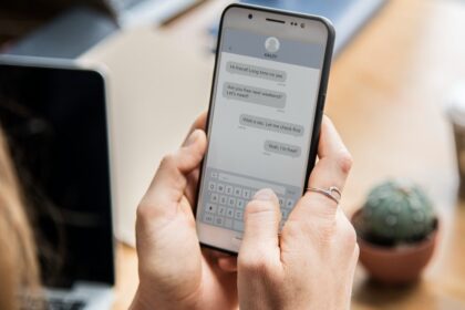 How to see someone else's WhatsApp Chat? (in your mobile)